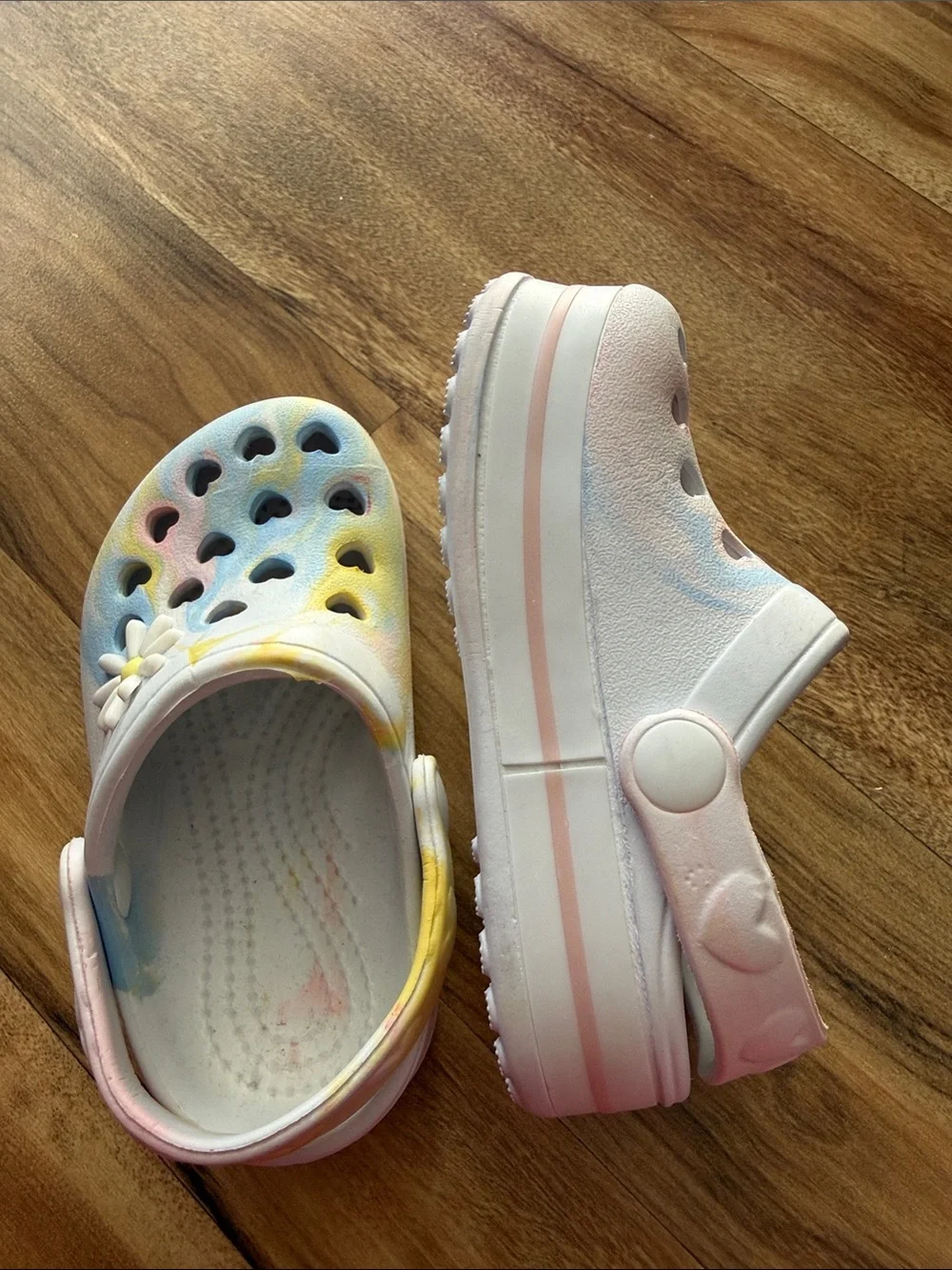 Kids Pastel Tie-Dye Heart Clogs with Daisy Charm - White Multi
